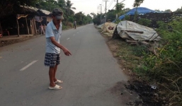 Nam thanh niên chở xác người bằng xe máy rồi đẩy xuống vệ đường